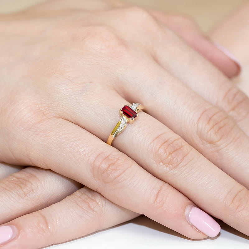 Pierścionek zaręczynowy z żółtego złota z brylantami i rubinem 0.03ct 2