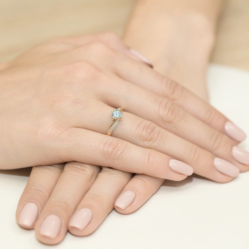 Pierścionek zaręczynowy z żółtego złota z brylantami i topazem 0.05 ct 2