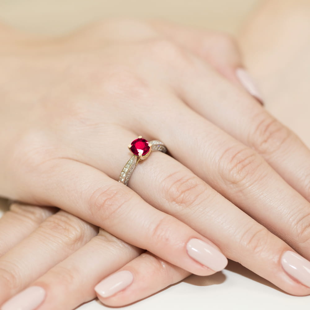 Pierścionek zaręczynowy z żółtego złota z brylantami i rubinem 0.47 ct 2