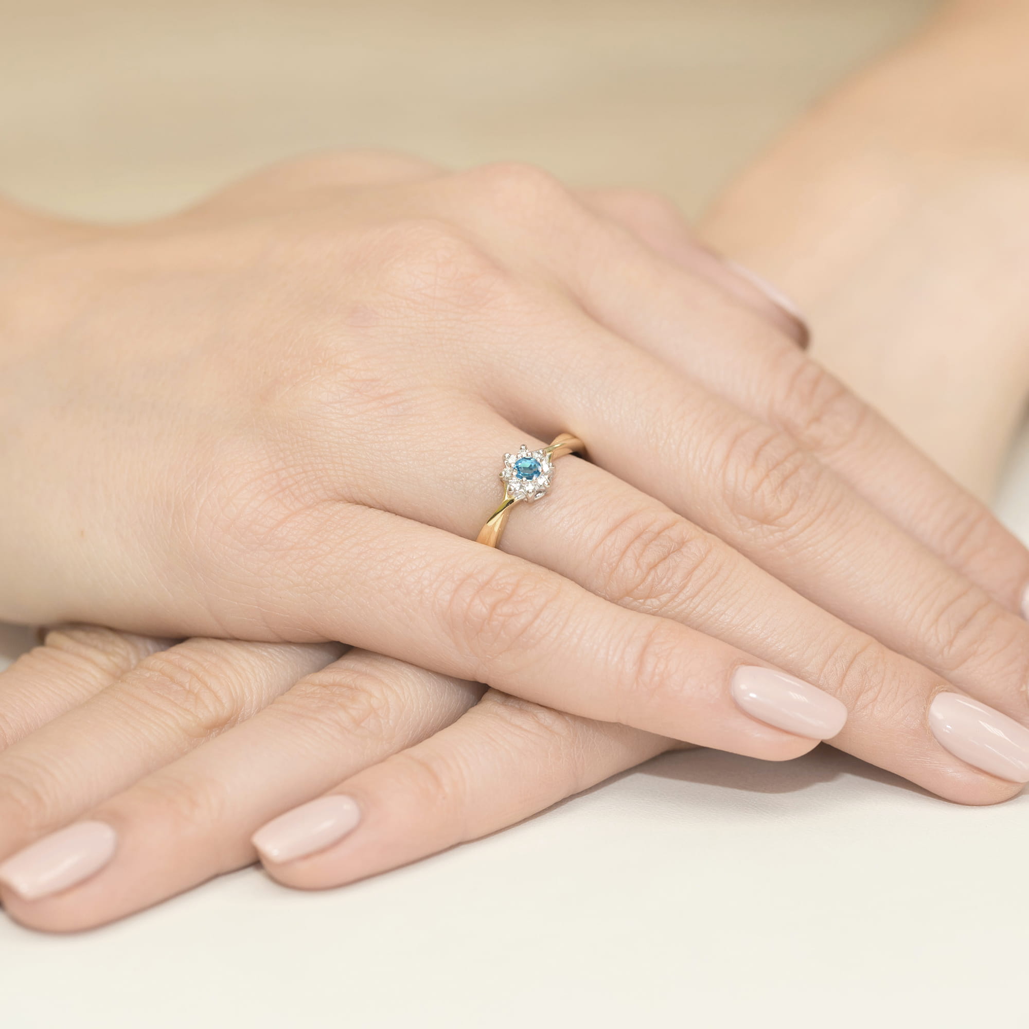 Pierścionek zaręczynowy z żółtego złota z brylantami i topazem 0.12 ct 3